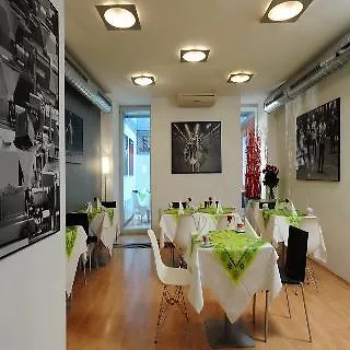 Art מלון 4*